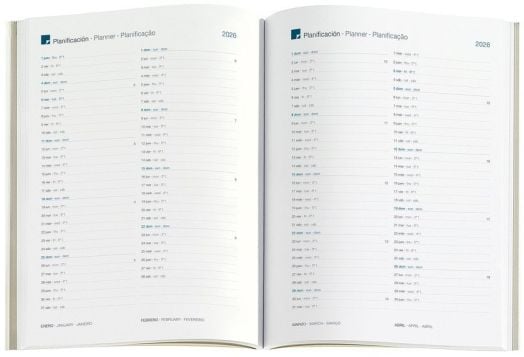 Отвореният Тефтер - Оргайзер Miquelrius Natura Blooming 2026, ден на страница (A5), показва годишен преглед за 2026 г. на испански, английски и португалски език, като месеците от януари до април са изброени на две страници в долната част.-7