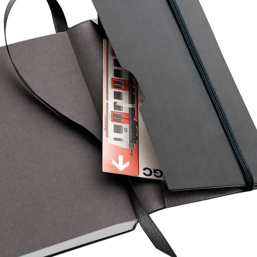 Отворен черен Miquelrius Natura Blooming 2026 тефтер - органайзер, ден на страница, с ластик и хартиена картичка с червено-бял влак, частично в задния джоб. По страниците лежи книгоразделител с черна панделка.-5