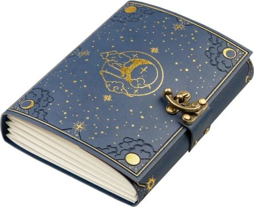 Тефтер с корици от синя веган кожа Grupo Erik - Astral със златни астрални мотиви и месингова закопчалка. Вътре има плътни, кремави страници.-2
