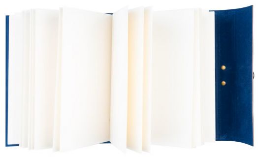 Тефтер с корици от веган кожа Grupo Erik - Astral, отворен като акордеон с множество празни бели страници и синя корица, заснет отгоре на бял фон.-4