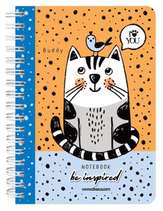 The Тефтерче Drasca Be Inspired Buddy A6 със спирала, 80 листа, има коте със синя птичка на главата върху оранжев фон с точки, надписи Buddy, NOTEBOOK, be inspired и I ♥ YOU.-1