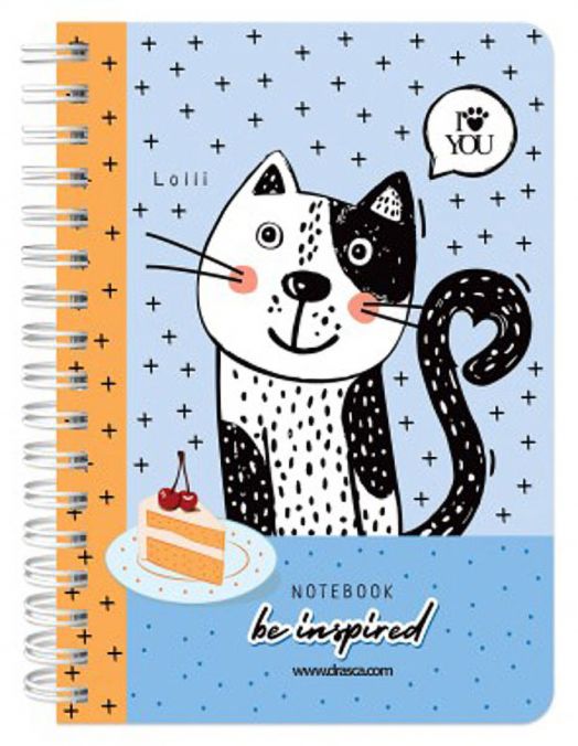 Спираловидната тетрадка Drasca Be Inspired Lolli A6 има 80 листа, синя корица със знаци плюс, оранжева ивица и карикатурна котка с торта. В балона с речта е написано "I ♥ YOU.-1