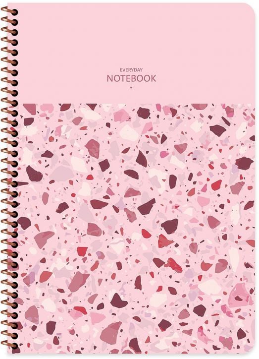 Тетрадка Keskin Color Terrazzo, 80 листа с малки квадратчета с розова корица и със спирала. Надписът гласи "Everyday" и е придружен от образен теракотен модел в розови, червени и бели форми. Идеална тетрадка за училище или работа. Налична е в книжарница O-1
