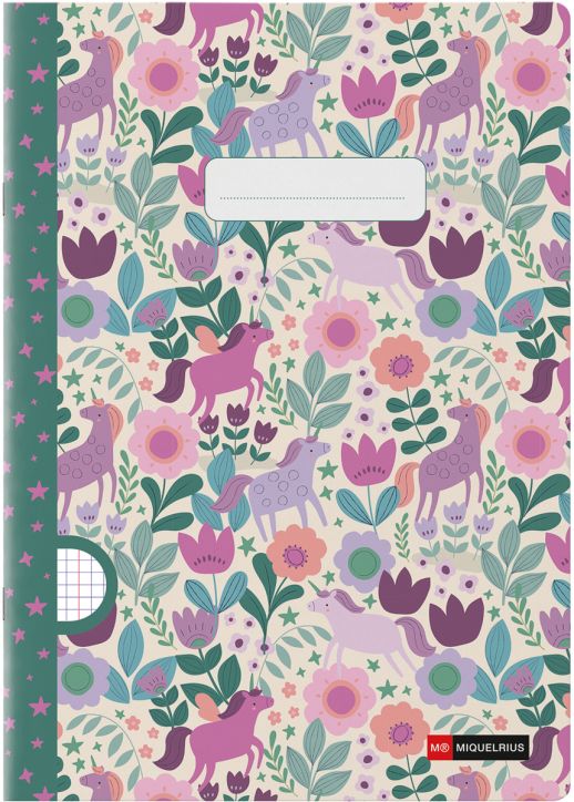 Тетрадката „Miquelrius Flower Unicorn“ формат А4 се отличава с ярка корица, украсена с игриви лилави и розови еднорози, цветя и листа. Зеленият ѝ гръб е украсен с розови звезди, а на предната страна има място за бял етикет и малка секция с квадратни квадр-1