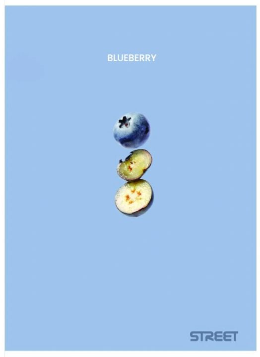 Цяла боровинка и разрязана наполовина боровинка са на обикновен светлосин фон. Над него е изписано "BLUEBERRY", а в долния десен ъгъл - "Тетрадка Street Fresh Fruits А4, 60 листа с широки редове".-1