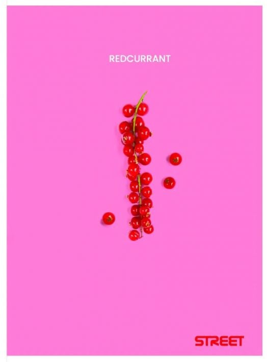 Малък грозд от ярко червено френско грозде е разположен на ярък розов фон, а в долния десен ъгъл е изписано с удебелен червен текст "Тетрадка Street Fresh Fruits А4, 60 листа с широки редове".-6