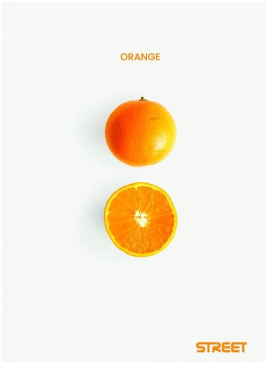 Цял портокал и половин портокал стоят вертикално върху бялото. Надписът "ORANGE" е горе, а в долния десен ъгъл се появява "Street Fresh Fruits" с оранжев текст - наподобяващ корицата на Тетрадка Street Fresh Fruits А5, 60 листа с широки редове.-5