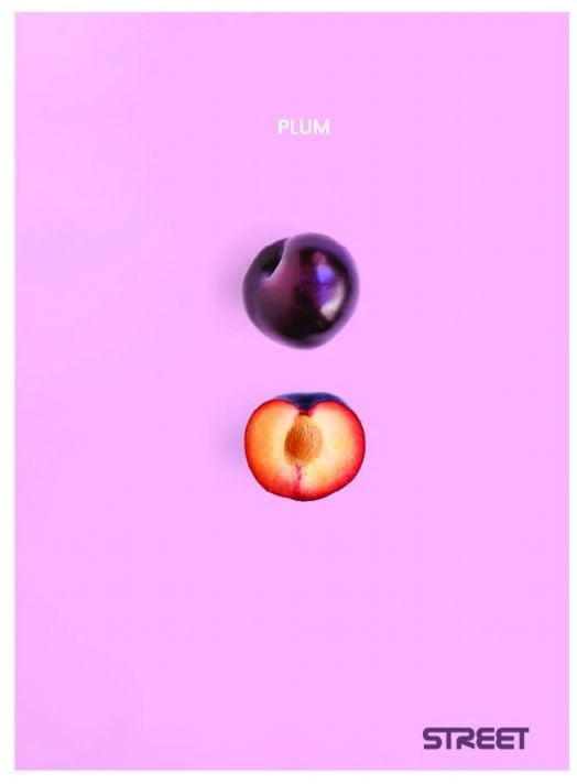 Цяла слива и разрязана наполовина слива с костилка са подредени вертикално на розов фон. Горе е изписано "PLUM", а в долния десен ъгъл - "Street Fresh Fruits" и "STREET". Продукт: Тетрадка Street Fresh Fruits А5, 60 листа с широки редове.-3