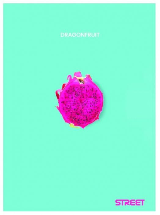 На яркия тюркоазен фон е изобразен яркорозов плод на дракон с черни семена. Над него е изписано "Тетрадка Street Fresh Fruits А5, 60 листа с широки редове", а в долния десен ъгъл - "Street Fresh Fruits" в розово.-2