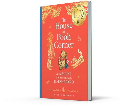 3D визуализираната книга "Къщичката в кътчето на Пух" включва златните илюстрации на Мечо Пух, Прасчо и Кристофър Робин на Е. Х. Шепърд върху червена корица със значка за 100-годишнината.-4