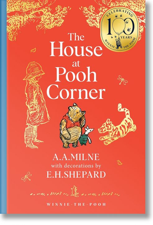 Синя корица на "Къщата на Пух" от А.А. Милн с илюстрации на Мечо Пух, Прасчо, дете и Тигър; златен печат "100 години" в горния десен ъгъл.-1