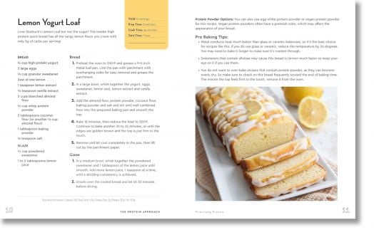 В отвореното копие на готварската книга The Protein Advantage е показана рецепта за лимоново хлебче с кисело мляко вляво и снимка на глазирано, нарязано лимоново хлебче с лимонови клинове в бяла чиния вдясно.-4