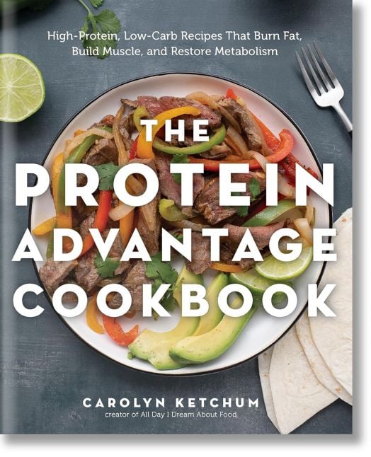 Корицата на готварската книга The Protein Advantage показва пържола фахитас с чушки, авокадо, лайм и тортили. Текстът подчертава, че тази готварска книга с високо съдържание на протеини предлага рецепти с ниско съдържание на въглехидрати от Каролин Кечъм.-1