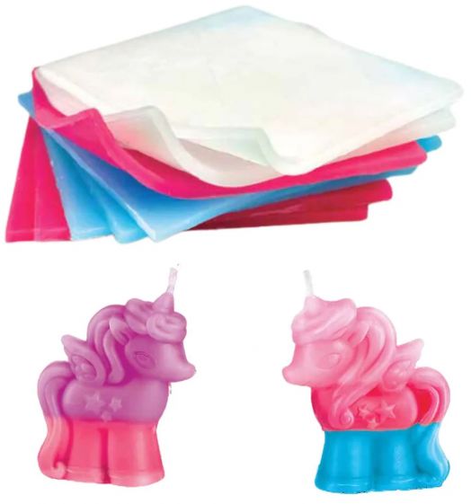 Четири пастелни опаковки са подредени над две 3D свещи с форма на еднорог - една розово-лилава и една розово-синя, и двете с крила и звезди - от Творчески комплект 4М - Направи сам свещички еднорог. Идеални за творчески проекти на децата.-2