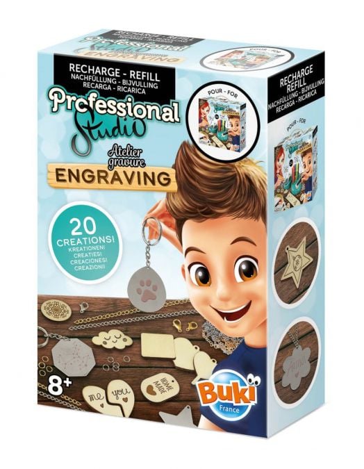 Цветна кутия "Творчески комплект Buki - Аксесоари за гравиране" с усмихнато анимационно момче с ключодържатели, различни гравирани аксесоари и етикет за 20 творения. Подходящ за възраст 8+.-1