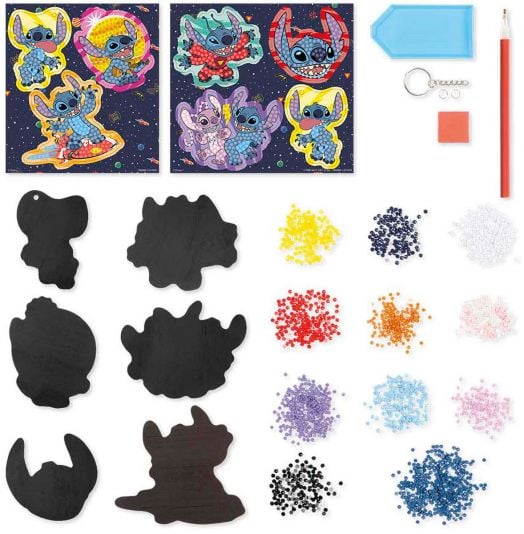 Творческият комплект Totum Stitch 3 в 1 включва две примерни изображения, шест черни контури на героите, цветни скъпоценни камъни от смола, синя тавичка за скъпоценни камъни, червен восъчен квадрат, апликаторна писалка и ключодържател - идеален за изработ-2