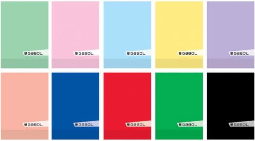 Десет ученически тетрадки Gabol A4 с 60 листа на широки редове са подредени в два реда, всяка в различен плътен цвят: зелено, розово, синьо, жълто, лилаво, праскова, тъмносиньо, червено и черно.-9