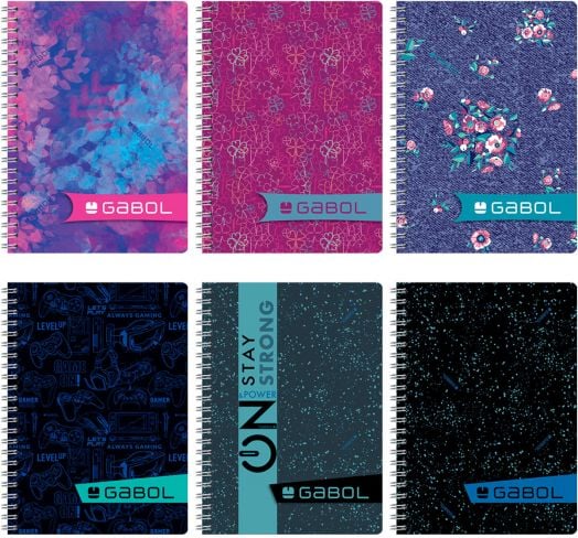 Шест ярки тетрадки със спирала Gabol A4 със 100 квадратни листа: горен ред - абстрактни розови, лилави със златни шарки и сини флорални корици; долен ред - игрови икони, дизайн "Stay Strong" в цвят чай и черен със сини точки.-7