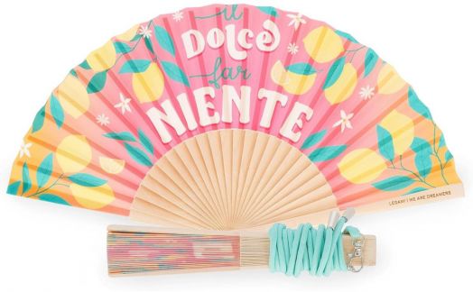 The Legami Que Calor! - Dolce Far Niente сгъваемо ветрило с розов и оранжев фон, илюстрации на лимон и листа, фразата "Il dolce far niente" и е увито със светлосиня панделка -перфектен летен аксесоар.-2
