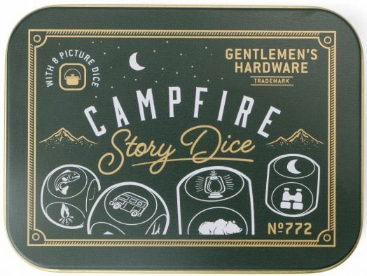 Правоъгълна калаена кутия с надпис Gentlemen's Hardware Campfire Story Dice, включваща зарове за разказване на истории с изображения на тема къмпинг, като риба, огън и мечка, на тъмнозелен фон със златни акценти. Предлага се в книжарница Orange.-1