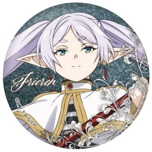 Герой в анимиран стил с бледолилави двойни опашки, елфически уши, зелени очи и бяло-златисто облекло със сребърни акценти украсява тази Значка Frieren Beyond Journey's End - Метален бадж, Серия Б-идеален Frieren аниме подарък.-2