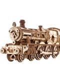 The 3D дървен пъзел Ugears Хари Потър - Хогуортс Експрес, 504 части е детайлен модел с лазерно изрязани части, видими колела и надписи "Хогуортс Експрес" и номер 5972 отпред - идеален за фенове на Хари Потър.