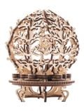 3D дървен пъзел Ugears - Цвете (101 части) е лазерно изрязан дървен модел с кръгъл флорален дизайн и фигура сред клони, поддържан от декоративна основа - идеален творчески подарък.