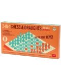 Правоъгълна кутия с етикет 2-IN-1 Chess & Draughts, Vintage Memories показва илюстрации на оранжеви и сини шахматни фигури върху синьо-бяла дъска. Дървен шах и дама Legami &ndash; текстът "Направи правилния ход!" се появява най-отпред.