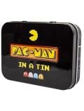Черна ламаринена кутия с емблематичното лого на PAC-MAN, Pac-Man и четири цветни призрака отпред, които пресъздават духа на аркадна игра Fizz Creations - Pac-Man. Текстът гласи PAC-MAN IN A TIN.