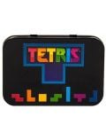 Черна метална кутийка за Аркадна игра Fizz Creations - Тетрис, с голямо цветно лого на Тетрис и разноцветни блокчета по дъното - идеална за феновете на мини Тетрис!.