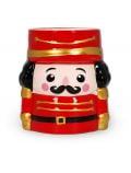 Ароматната свещ Legami Nutcracker е с празничен дизайн на червен и златен войник с черна коса, мустаци, розови бузи и дружелюбно анимационно лице - идеален за изпълване на дома ви с уютен коледен аромат.