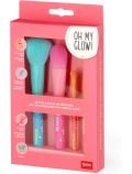 Комплект в кутия на Legami Oh My Glow - Daisy грим четки с цветни сини, розови и оранжеви косъмчета и пастелни дръжки. Опаковката подчертава, че комплектът е веган и без жестокост.