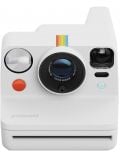 Фотоапаратът Polaroid Now+ Gen 3 за моментни снимки в бял цвят е с дъгова ивица, голям черен обектив, червен бутон за затвора и предна светкавица-идеален за моментална фотография.