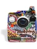 Фотоапаратът за моментни снимки Polaroid Now Gen 3 - Thrasher Edition е с дръзки лога Thrasher, графити и дъгова ивица - идеален за заснемане на стилни моментални снимки навсякъде.