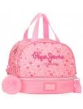 Розова флорална чанта Pepe Jeans Alenka Pink със светлорозови дръжки, пухкав розов ключодържател с помпон и отделно долно отделение с бяла лепенка Union Jack - предлага се и в книжарница Orange.