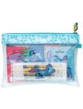 Синя прозрачна чанта с цип от книжарница Orange с участието на Grupo Erik Stitch Tropical на Disney, съдържаща химикалки, бележници и канцеларски материали - всички украсени с ярки мотиви на тема Stitch.