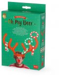 Надуваемата игра Legami - Oh My Deer е празнична кутия за игра с човече в еленски рога и цветни пръстени, със зелен празничен дизайн - идеален подарък Коледа за възраст 8+.