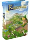 Кутия на "Настолна игра: Каркасон 3.0", популярна семейна игра, с илюстриран средновековен пейзаж с полета, пътища, сгради и хора. Заглавието се появява в голям жълт текст със синя рамка в горната част.