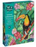 Творчески комплект Sentosphere с цветни камъчета, тукан: съдържа платно с тукан и цветя, блестящи камъчета и розова писалка за апликация. Подходящ за деца 8+.