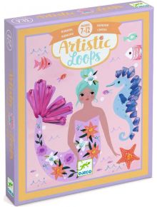 Комплектът Djeco "Творчески комплект Djeco: Направи си картини с панделки - Русалки" включва розова кутия със зеленокоса русалка, морски създания и истински розови панделки за възраст от 7 до 12 години.