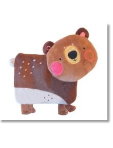 Плюшена детска играчка, вдъхновена от "Моята любима мека книга: Малкото мече" - карикатурно мече с кръгла глава, розови бузки, кафяво тяло, бяло коремче и малки крачета. Идеална за гушкане или ученe на думи.