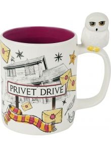 Бяла 3D чаша ABYstyle Хари Потър - Хедуиг с лилав интериор с рисунки на къщи, надпис Privet Drive, пликове, червено-жълт шал и изваяна бяла дръжка със сова -перфектен подарък за Хари Потър фен!.