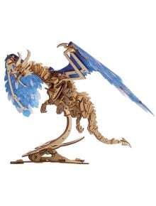 3D дървен пъзел Ugears - Дракон в буря, 320 части е механичен модел с подвижни части, сини крила и пера, стоящ на основа, готов да полети.