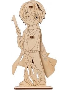 Този 3D дървен пъзел Ugears Хари Потър - Хари (5 части) е изрязана фигурка на момче с очила, разрошена коса и метла, стоящо върху дървена основа-идеално попълнение за всяка магьосническа колекция.