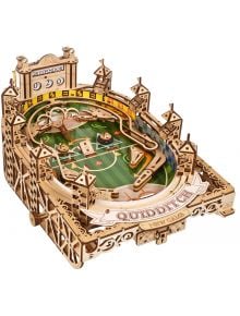 The 3D дървен пъзел Ugears Хари Потър - Куидич Пинбол (402 части) е настолна игра, вдъхновена от стадиона за куидич с кули, табло за резултати, зелено игрище и гербове на Грифиндор с прецизна украса.