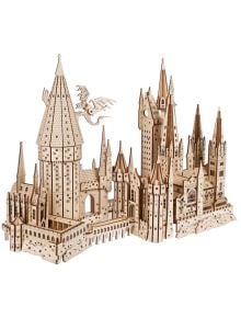 3D дървен пъзел Ugears Хари Потър - Замъкът Хогуортс, 340 части: детайлен модел на прочутия замък с кули и летящ дракон, вдъхновен от любимото училище за магьосници във фантастичен средновековен стил.