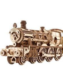 The 3D дървен пъзел Ugears Хари Потър - Хогуортс Експрес, 504 части е детайлен модел с лазерно изрязани части, видими колела и надписи "Хогуортс Експрес" и номер 5972 отпред - идеален за фенове на Хари Потър.