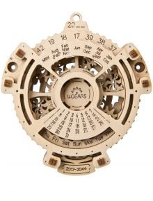 The 3D дървен пъзел Ugears - Календар, 24 части е механичен календар с въртящи се циферблати, показващ месеци, дни и години (2017-2044) с детайлни изрязани дизайни.