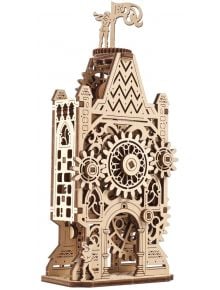 3D дървен пъзел Ugears - Старинна часовникова кула, 44 части: модел на механична часовникова кула с видими зъбни колела, кули, арки и фигури - един човек в основата и друг с флаг на върха.