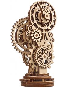3D дървен пъзел Ugears - Steampunk Clock 2.0 (40 части) е механичен модел с преплетени зъбни колела и фини лазерно изрязани детайли, изправен върху кръгла основа.